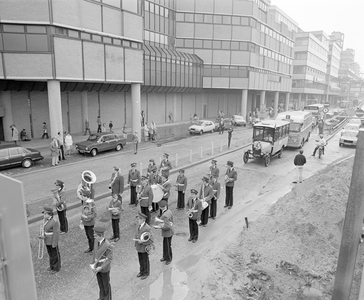 883686 Afbeelding van het muziekkorps voorafgaand aan de optocht met historische autobussen en trams op het ...